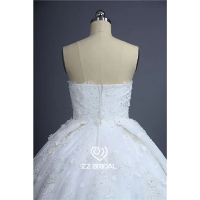 Venta caliente vestido de novia en línea princesa sin tirantes de organza de cuentas con flores hechas a mano de China