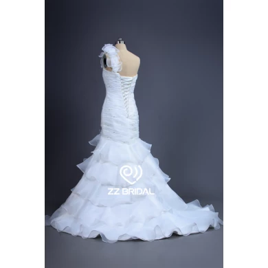 Últimas vestido de novia estilo de un solo hombro con volantes de organza de cuentas sirena capas de China