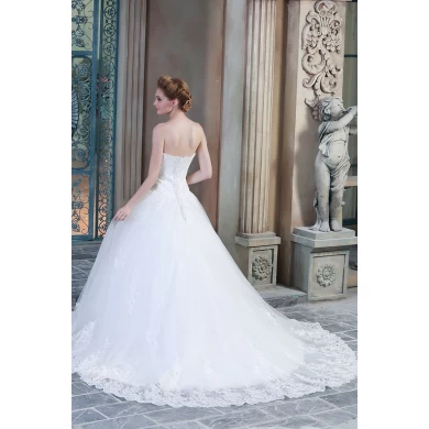 在中国的新款纯白色的蕾丝贴花鸡心领婚纱礼服制作