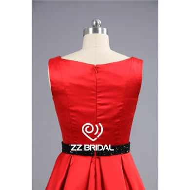 Satin rouge traditionnel encolure perlée ceinture noire robe de soirée courte Chine