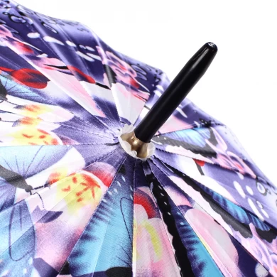 Parapluie à poignée incurvée en plastique imperméable doré de bâton de satin de 16k 16k