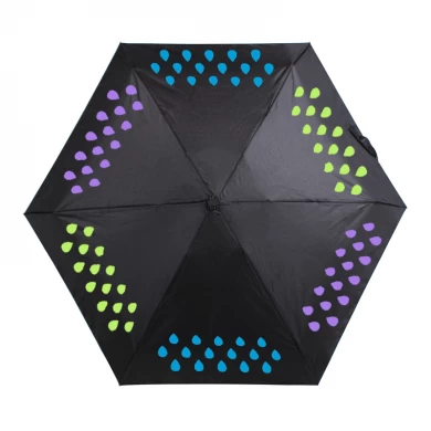 Artículos promocionales Cambio de color cuando está mojado Marco liviano Manual 3 veces un paraguas mágico