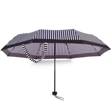 Parapluie pliable à rayures brun avec poignée en plastique noir