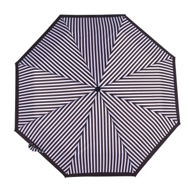 Parapluie pliable à rayures brun avec poignée en plastique noir