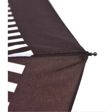 黒いプラスチック製のハンドルが付いている買い物袋ストライプ茶色スーパーミニ折り傘