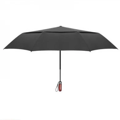 großer schwarzer Regenschirm mit Holzgriff