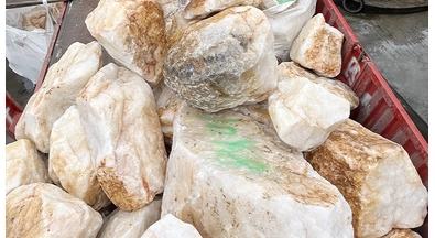 Pietra grezza di cristallo bianco