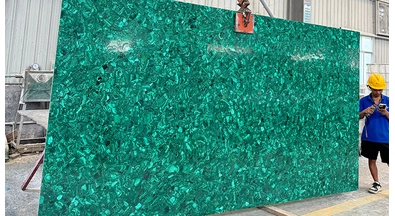 Losa de malaquita verde natural de gran tamaño