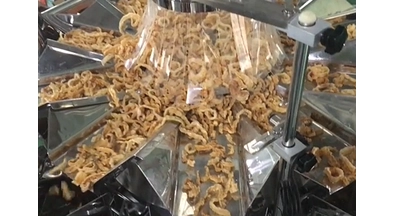 Electronic weighing fried pig skin packaging machine