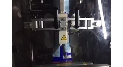 Bir büyük çanta ambalaj makine içine küçük çanta