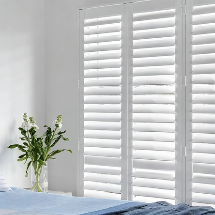China Persianas de plantação de PVC de tamanho personalizado, persianas interiores para quarto, persianas brancas à prova d'água com venezianas ajustáveis fabricante
