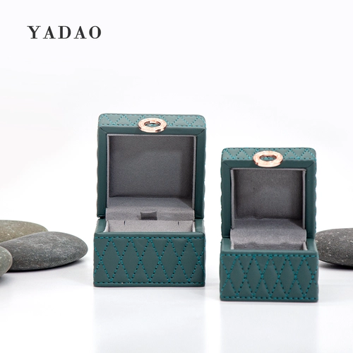 Boîte en similicuir de couleur vert foncé avec un motif de couture autour de toute la boîte