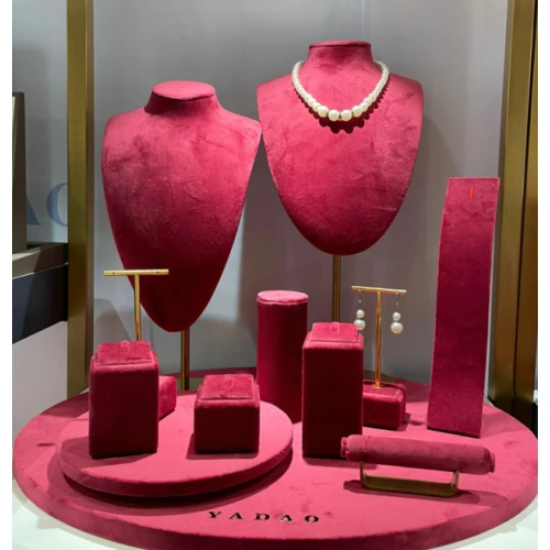 Set di oggetti di scena per espositori per gioielleria con adesivo logo di fascia alta in velluto di colore rosa lampone di nuovo design