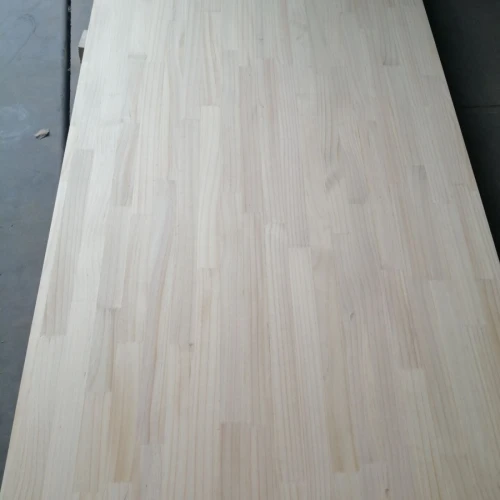 نوى باب بولونيا في ألواح خشبية مشتركة بالأصابع