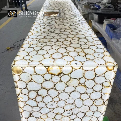 Comptoir d'îlot de cuisine en agate blanche rétroéclairé, évier en pierre semi-précieuse translucide