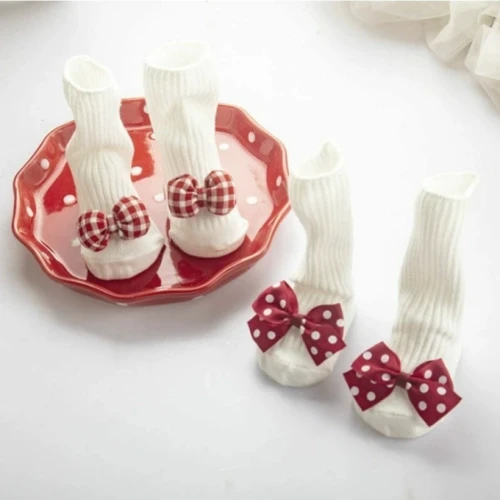 Baby sokken gemaakt van gezonde en milieuvriendelijke materialen beschermen de groei van de baby