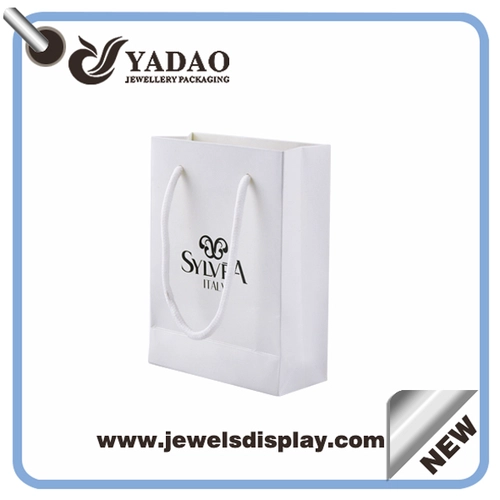 Le plus récent sac en papier blanc de conception de gros sac cadeau sac à provisions avec logo personnalisé gratuit en Chine