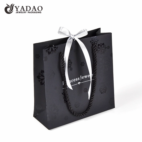 Sac d'emballage en papier de mode noir pour bijoux et emballage de montre avec logo gratuit et couleur personnalisée