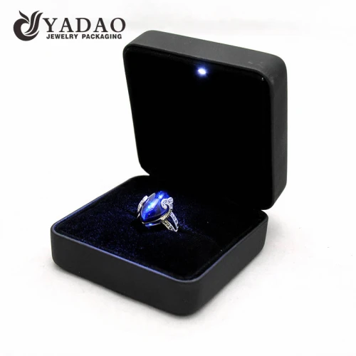 Fabricant chinois d'emballage de bijoux des coffres et des boîtes de bijoux en métal et en cuir de luxe pour l'emballage et l'affichage de bijoux avec la lumière de LED avec l'échantillon pour la vente en gros