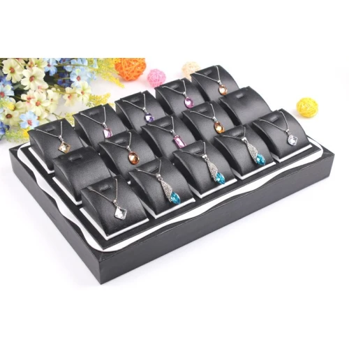 Großhandel benutzerdefinierte elegantes schwarzes PU-Leder Schmuck-Display-Halterungen für Ladentheke und Ausstellungsvitrine Leder Anhänger Trays