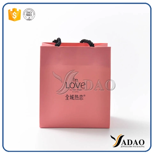 En gros nouvelle conception papier rose cadeau sac shopping artisanat à main avec logo gratuit personnaliser