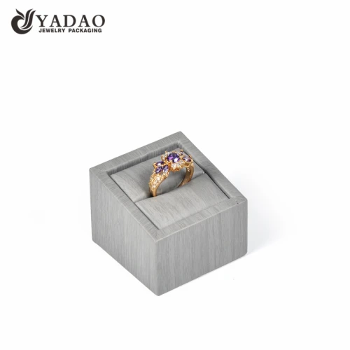 Yadao ที่กำหนดเองสไตล์สีแหวนแสดงเครื่องประดับบรรจุภัณฑ์ที่ทำด้วยมือไม้ยืนแสดงแหวน
