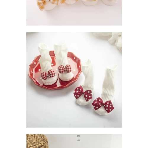 Baby socks made of healthy and environment-friendly materials protect the baby's growth