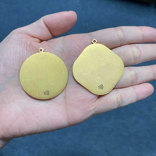 Llavero personalizado de metal dorado con espejo NFC NTAG213 Fabricante de etiquetas clave de metal dorado