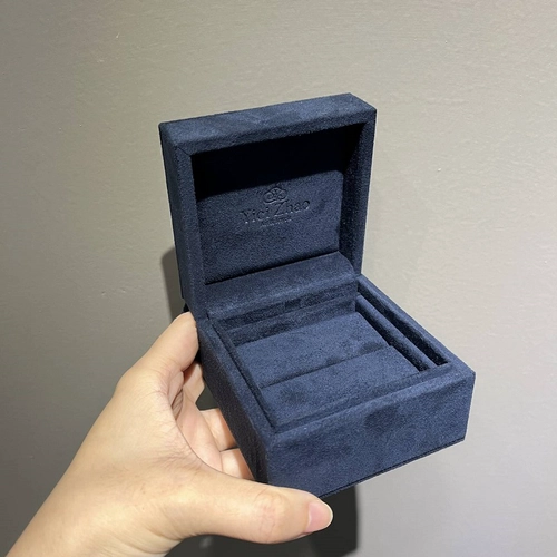 Cadeau d'emballage de bague en diamant recouvert de velours bleu marine