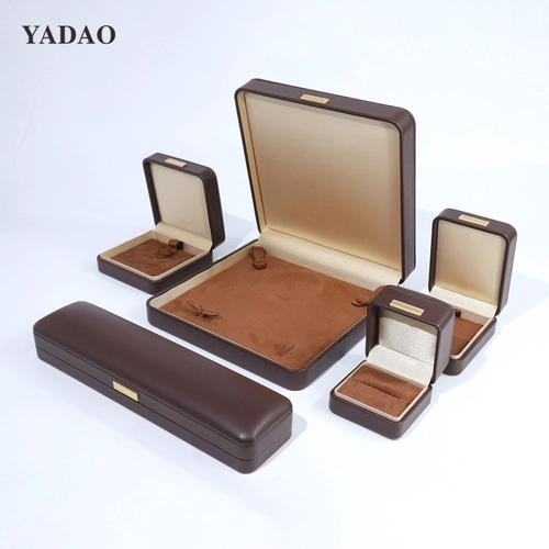 Braunes Serise-Soft-Touch-Leder, individuelles Ring-Schmuck-Design-Verpackungsset, multifunktionale Box mit Logo-Schild