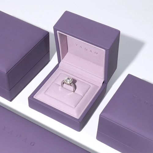 Neuankömmling, lila Farbe, PU-Leder, Schmuckschatulle, Kunststoff-Schmuckverpackungsbox, Schlitz-Ring-Box