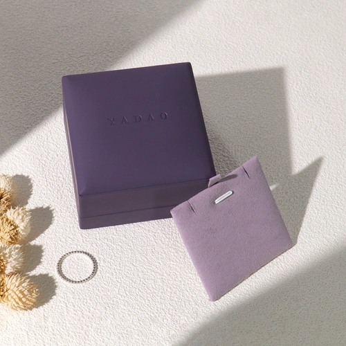 Passen Sie die violette Schmuckschatulle aus PU-Leder und die Verpackung für Schmuckanhänger aus Kunststoff individuell an 