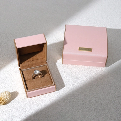 Rosafarbene PU-Leder-Kunststoff-Ringbox, Schmuckverpackungsbox, Schlitzverpackungsringbox