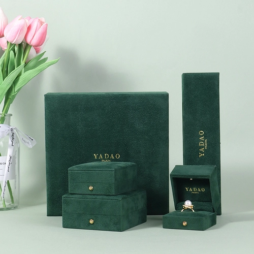 China Luxury Green Velvet Jewelry Box for Ring Necklace Bracelet Earring Storage Packaging manufacturer