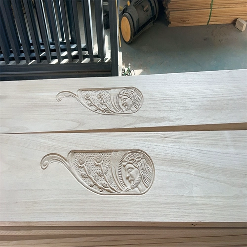 Planches collées à bord en paulownia avec des sculptures de Jésus pour les côtés du cercueil