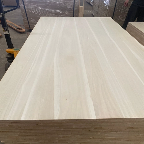 Vente chaude Fourni directement par l'usine Panneaux collés de bord en bois de Paulownia massif de haute qualité Panneau stratifié Chine Fournisseur de bois de Paulownia Bois de Paulownia à vendre