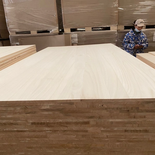 Panneaux collés à bord en paulownia avec surface poncée et belle couleur pour la fabrication de panneaux de cercueil