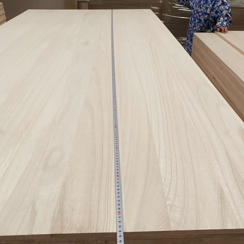 Chine Panneaux collés à bord en paulownia avec surface poncée et belle couleur pour la fabrication de panneaux de cercueil fabricant