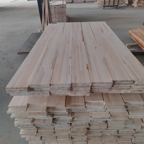 Madera de álamo blanco con bonito color para paneles de fabricación de muebles de primera calidad.