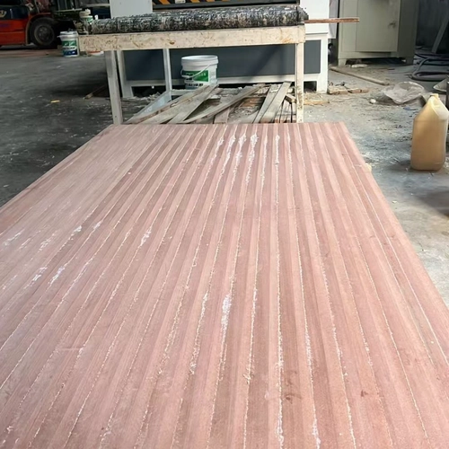 Épissure en bois massif d'okoumé avec des bandes de largeur égale collées ensemble Panneaux collés pour cadre photo de qualité supérieure et planches de fabrication de meubles avec une légère couleur rouge