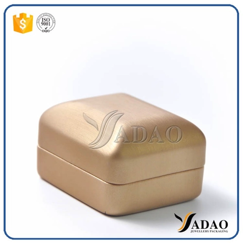 wholesale prix favorable de vente chaude personnalisé avec couvercle extérieur boîte-cadeau de bijoux en plastique pour bague / bracelet / bracelet / collier / boucle d'oreille