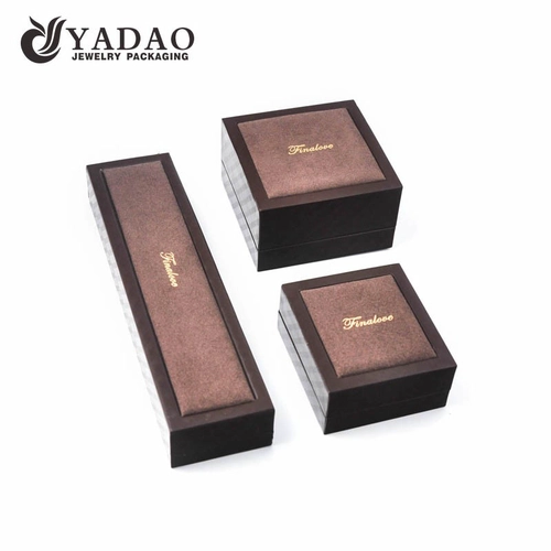 Boîte à bijoux exquise personnalisée marron pour colliers, pendentifs, bagues, boucles d'oreilles, bracelets et bracelets pour comptoir et magasin de bijoux