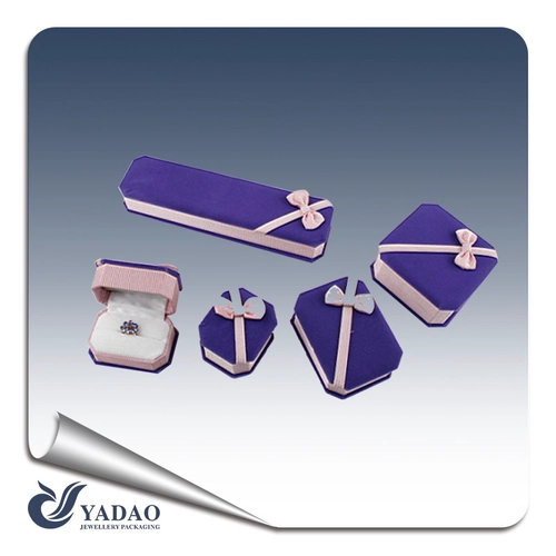 Charming Kunststoff-Box mit Samt Schmuck Geschenk-Box abgedeckt