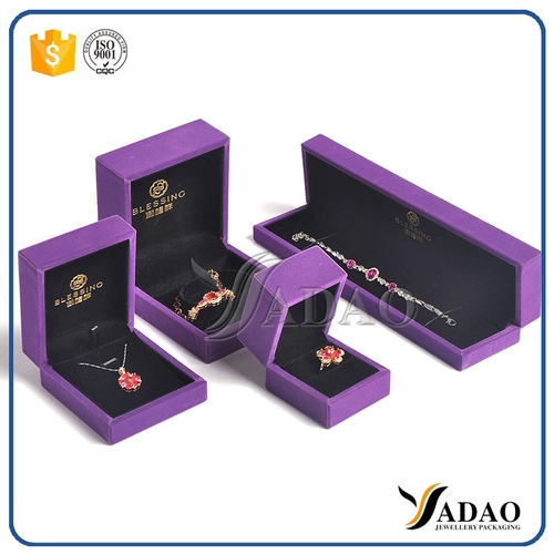 Chine Wholesale personnaliser l’ensemble de gem jade de clip en plastique insert bijoux incluent boîte bague\/bracelet\/pendentif\/collier\/chaîne\/montre\/pièce