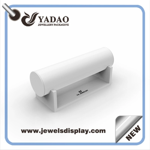 اختتمت الصين مصنع MDF مع PU يعرض المجوهرات والجلود البيضاء لمكافحة متجر ونافذة عرض وعارض موقف سوار