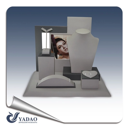Classic Grey Kunstleder Schmuck-Display-Set mit Back-Board-und Logo-Druck geeignet für Schmuck Counter und Showcase.