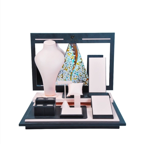 China Custom Mirror Luxurious Black Floating Jewelry Display Mannequin Heads manufacturer