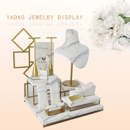 Metal cepillado de oro blanco alto bruto personalizado con soporte de exhibición de joyería de cuero PU veteado