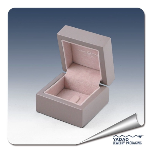Boîte à bagues en bois à extrémité élevé sur mesure pour bague en diamant.