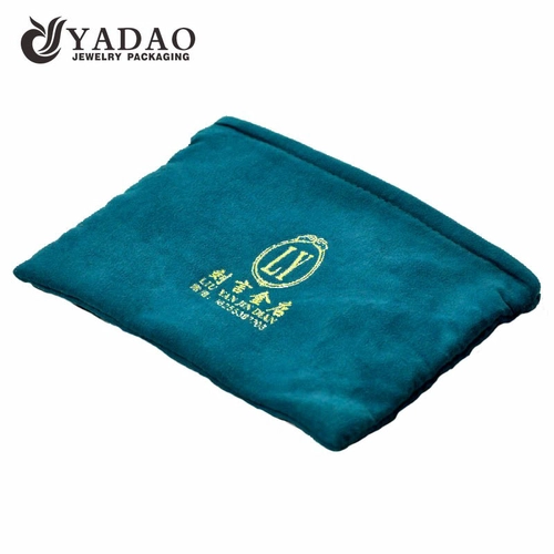 Custom made Velvet Pouch mit Reißverschluss und Hot Stamping Gold Logo.